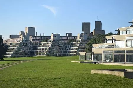 为什么很多人推荐电影硕士去英国而不是美国？